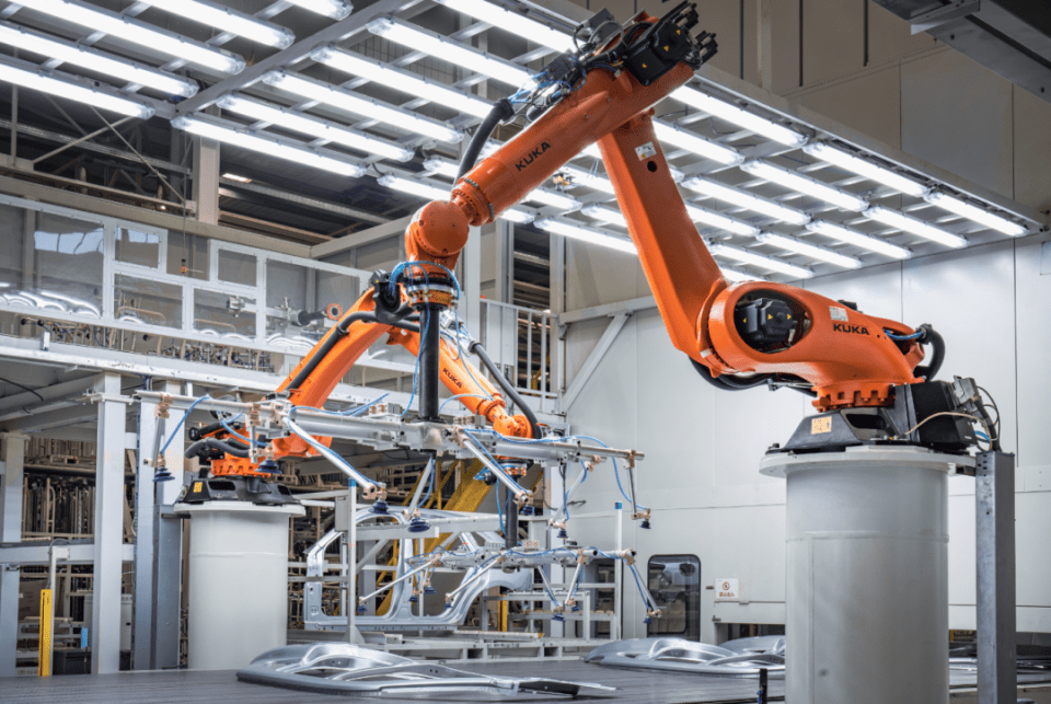 賽力斯智慧工廠探秘 撒貝寧見證，工業機器人如何定義“智造”新高度